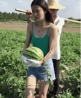 美女偷瓜吃搞笑,欢乐满园春