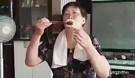 美女偷瓜吃搞笑,欢乐满园春