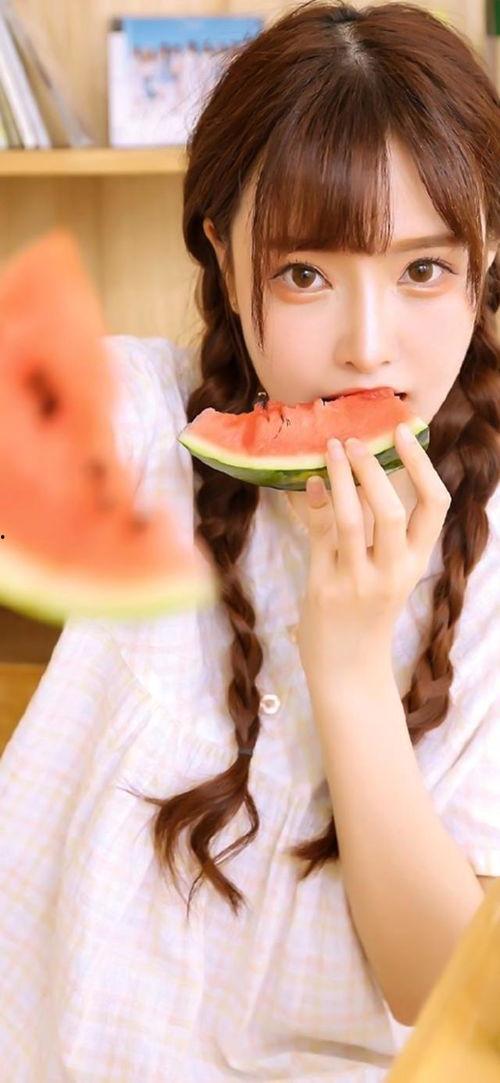 女生夏天吃瓜图片,女生们的甜蜜瓜果时光