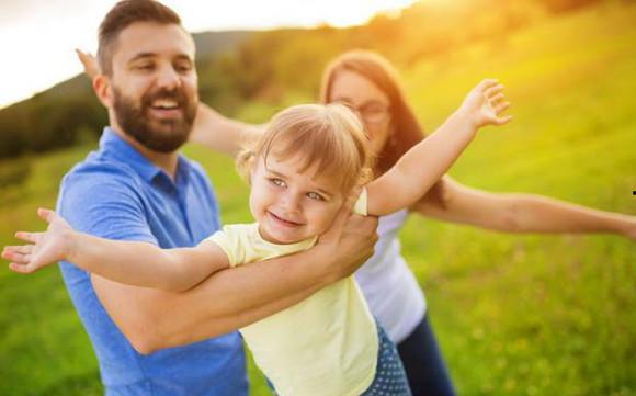 父亲带儿子吃瓜