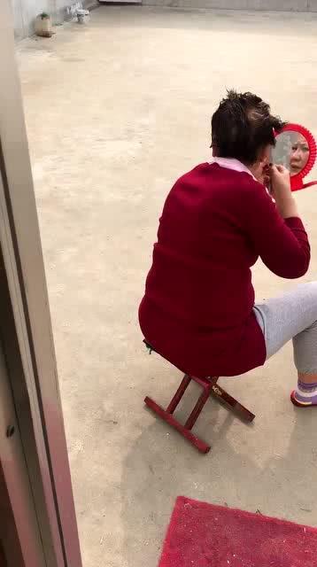 阿姨吃瓜事件,一场引发网友热议的街头奇观